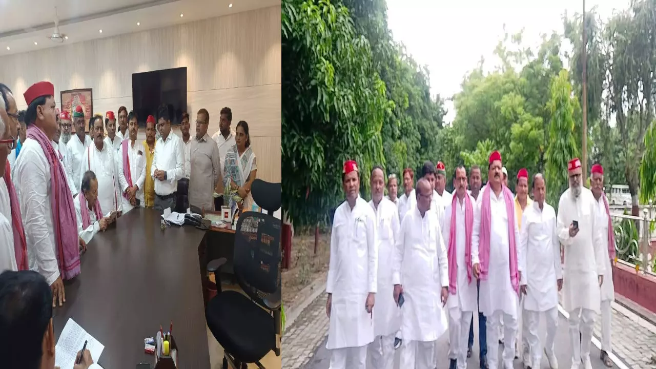 Sant Kabir Nagar News: प्राथमिक विद्यालयों को बंद करने के विरोध में सपा का प्रदर्शन