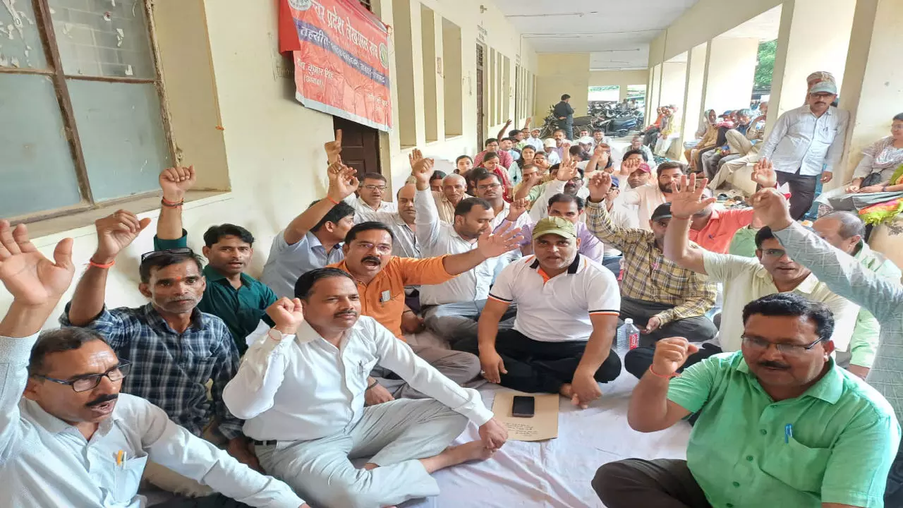 Sonbhadra News: हापुड़ प्रकरण को लेकर लेखपालों में उबाल, कार्य बहिष्कार कर जताया विरोध, दोषियों पर कड़ी कार्रवाई की उठाई मांग