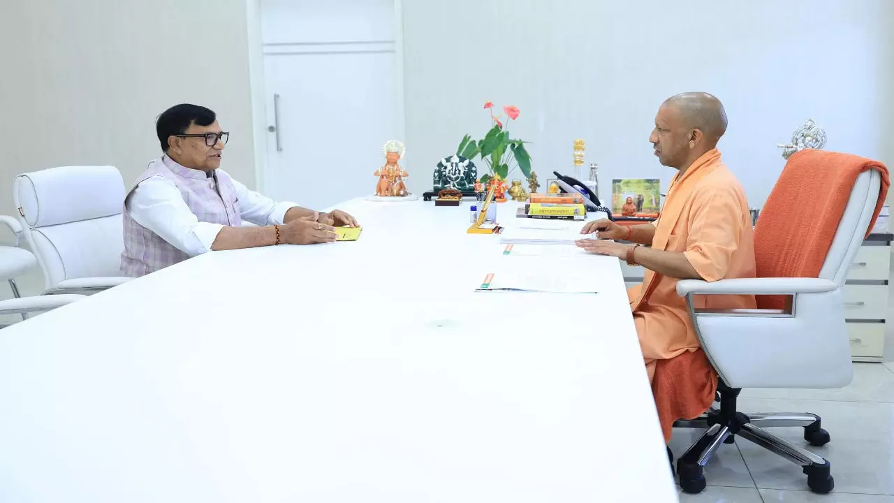 Jaunpur News: मुख्यमंत्री से मिले पूर्व गृह राज्यमंत्री कृपा शंकर सिंह, किसानों की आय बढ़ाने को लेकर