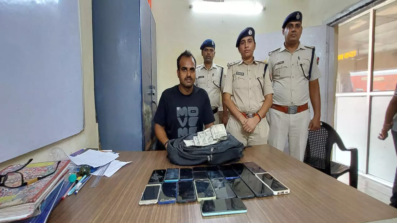 Chandauli News: RPF को देख संदिग्ध व्यक्ति बैग फेक कर चकमा देते हुआ फरार, जब बैग खुला तो मामला कुछ और ही निकला