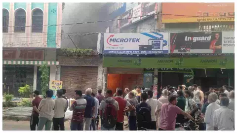 Hapur News: इन्वर्टर-बैटरी की दुकान में भीषण आग, लाखों का नुकसान, दो घंटे बाद काबू में आई लपटें Hapur News: इन्वर्टर-बैटरी की दुकान में भीषण आग, लाखों का नुकसान, दो घंटे बाद काबू में आई लपटें