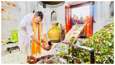 Siddharthnagar News: पूर्व मंत्री डॉ. सतीश द्विवेदी ने कटेश्वर नाथ मंदिर में किया जलाभिषेक, क्षेत्र की सुख-समृद्धि की कामना