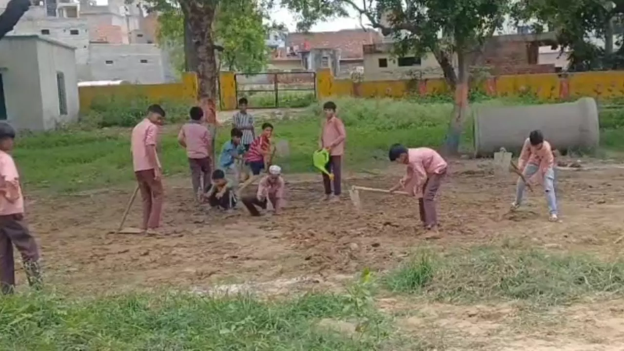 Bulandshahr News: गुलावठी में परिषदीय स्कूल के बच्चे चला रहे फावड़ा-खुरपी, कर रहे खुदाई, वीडियो वायरल, प्रिंसिपल तलब