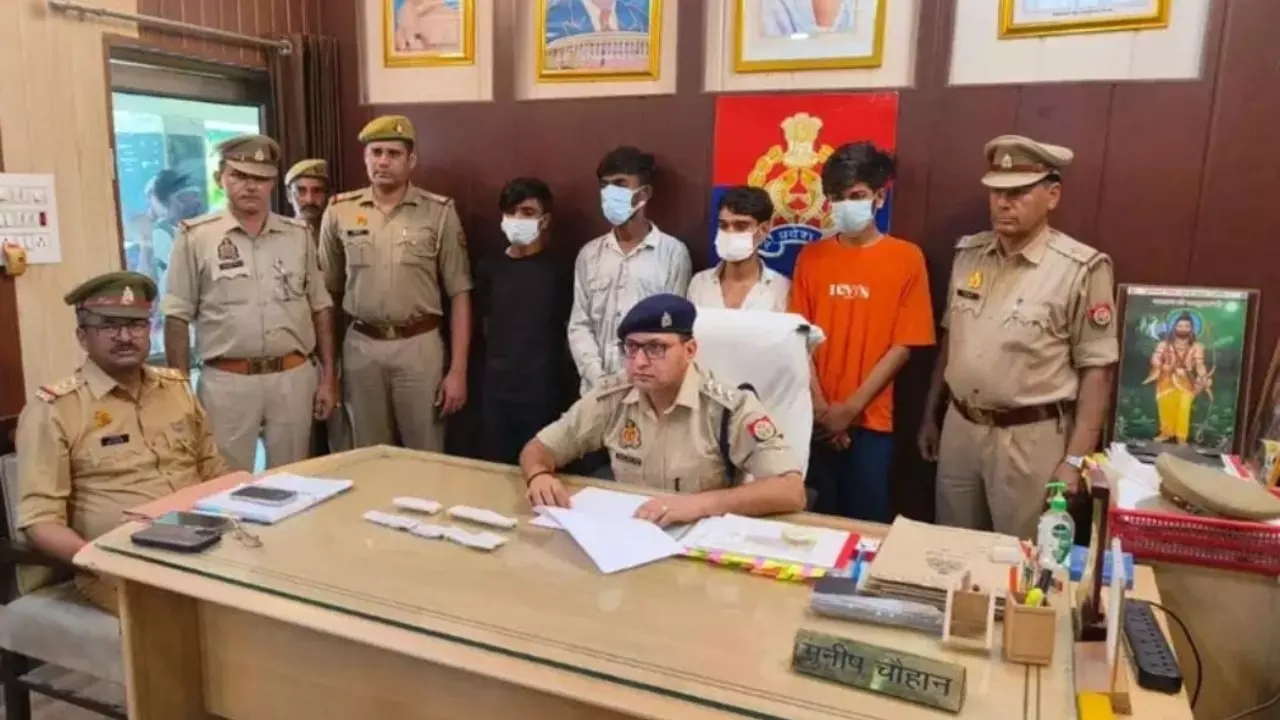 Hapur News: लूट की वारदातों में शामिल चार बदमाश गिरफ्तार, ई-रिक्शा और नकदी बरामद