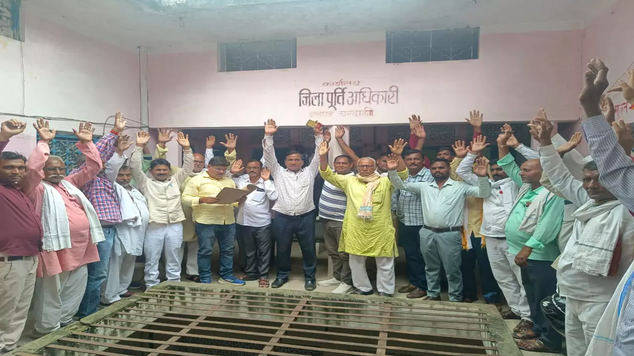 Chandauli News: कोटेदारों का फूटा गुस्सा, लाभांश के लिए घेरा जिला पूर्ति अधिकारी का कार्यालय, लखनऊ में बड़े आंदोलन की चेतावनी