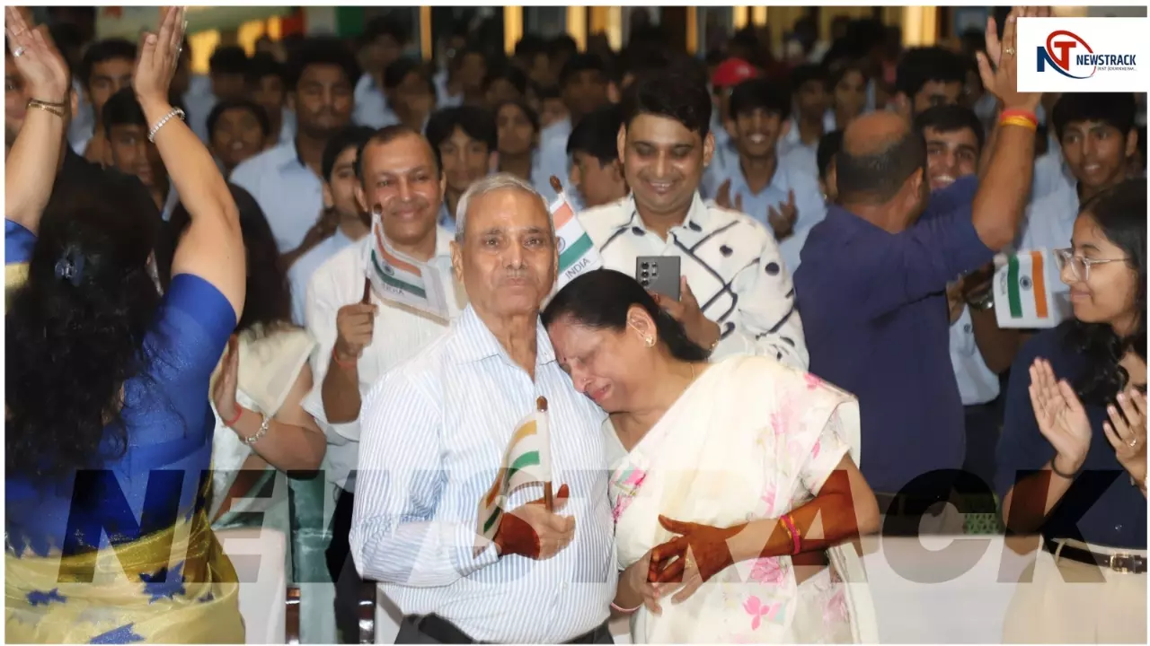 18 दिन अंतरिक्ष में बिताकर लौटा भारत का लाल, माता-पिता की खुशी से छलक उठींआंखें