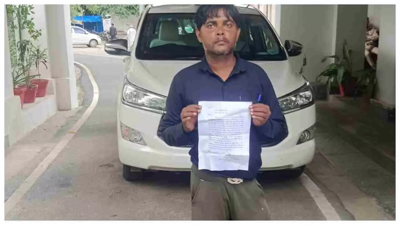 Jalaun News: दरोगा ने दिव्यांग युवक से ली ₹15,000 की रिश्वत, फिर भी कर दिया गाड़ी का चालान