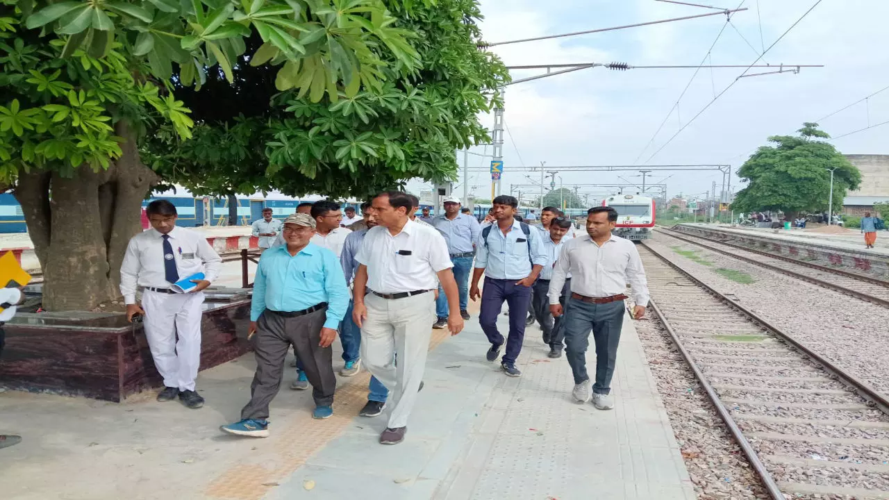 Hardoi News: हरदोई रेलवे स्टेशन पर डीआरएम का निरीक्षण: व्यापारियों की शिकायतों पर नहीं ली सुध