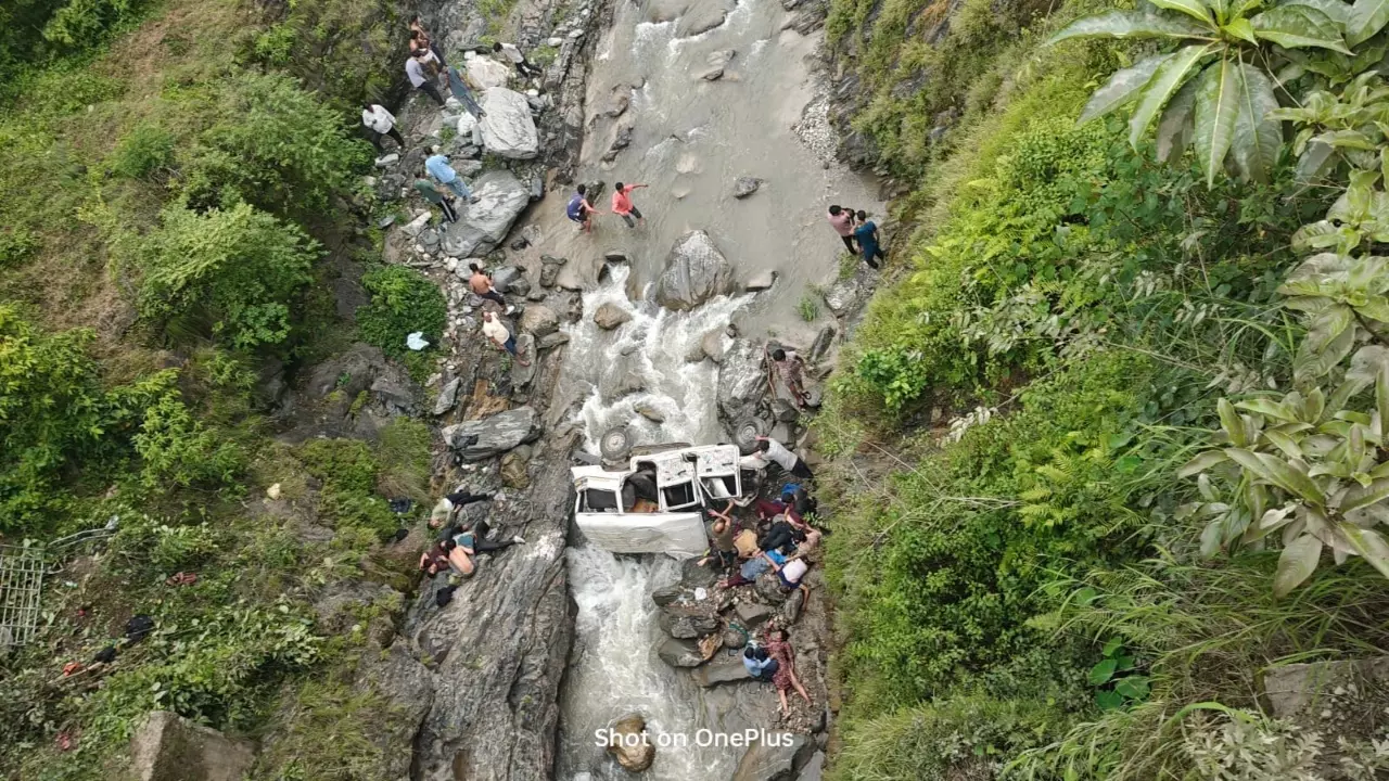 Uttarakhand News: पिथौरागढ़ में भीषण हादसा, मुवानी में जीप नदी में गिरी, 8 की मौत, 3 घायल