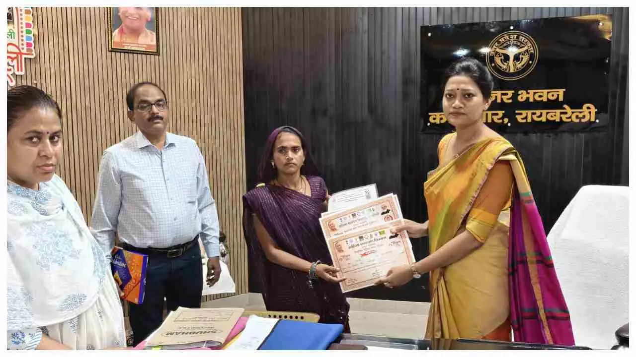 Raebareli News:  जिलाधिकारी की पहल से निराश्रित महिला को मिला सरकारी योजनाओं का लाभ