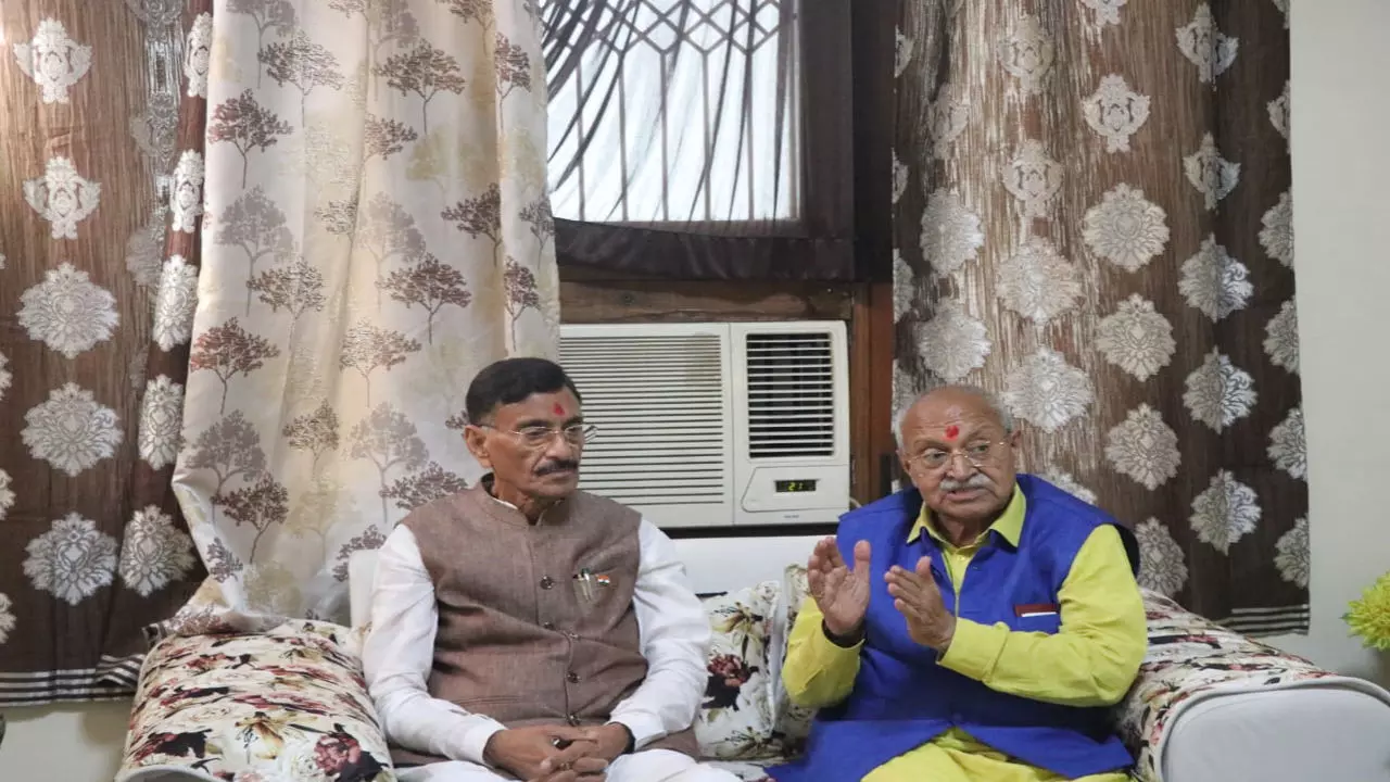 Meerut News: रक्षा राज्यमंत्री से मिले सांसद लक्ष्मीकांत बाजपेयी, कैंट के विकास पर विस्तार से चर्चा