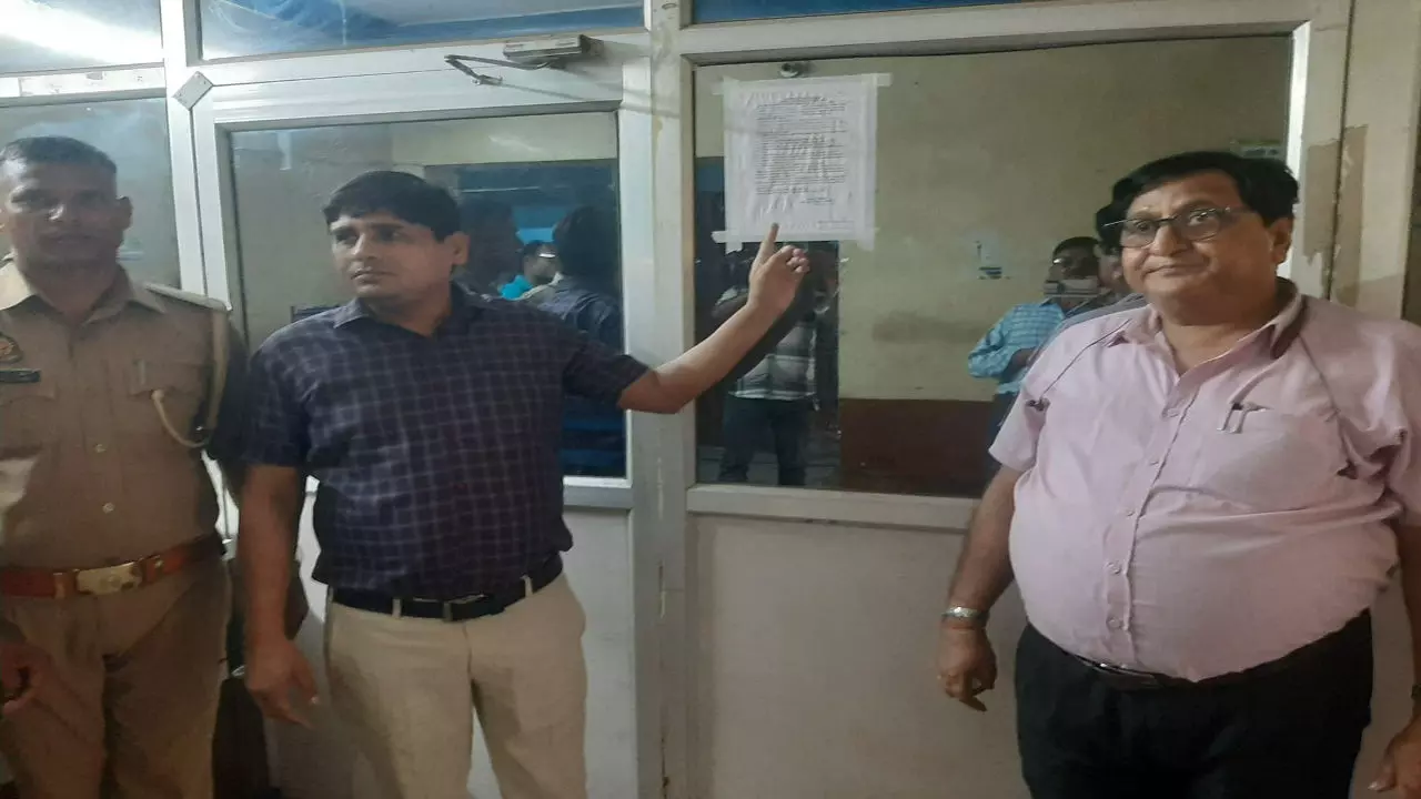 Etah News: CMO के निर्देशन में बड़ी कार्रवाई, फर्जी डिग्री व प्रतिबंधित दवाओं पर दो नर्सिंग होम सील
