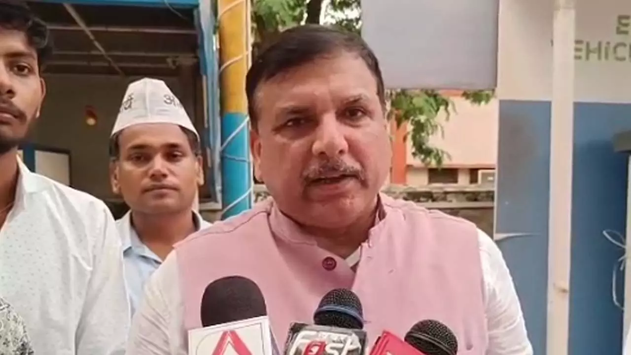 AAP MP Sanjay Singh reached Eta to protest against school merger