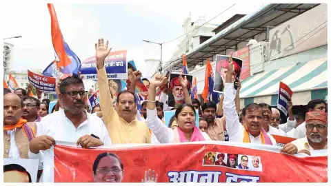 UP News: प्राथमिक विद्यालयों के मर्जर के खिलाफ अपना दल (कमेरावादी) का जोरदार प्रदर्शन, कार्यकर्ताओं ने लगाए नारे ! शराब की दुकान गली-गली–स्कूल गांव से दूर चली...