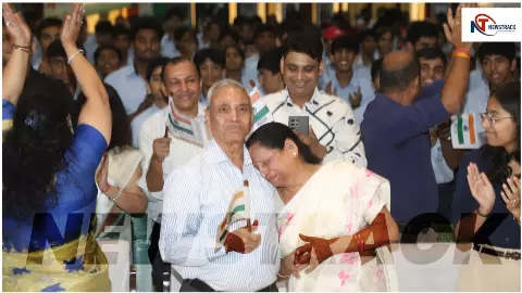 18 दिन अंतरिक्ष में बिताकर लौटा भारत का लाल, माता-पिता की खुशी से छलक उठींआंखें