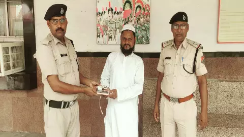 Commendable work of RPF: Small mobile passenger returned to safety at DDU station