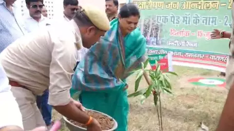 Chandauli News: चंदौली: राज्यसभा सांसद साधना सिंह ने एक पेड़ मां के नाम अभियान के तहत मेडिकल छात्रों को किया जागरूक