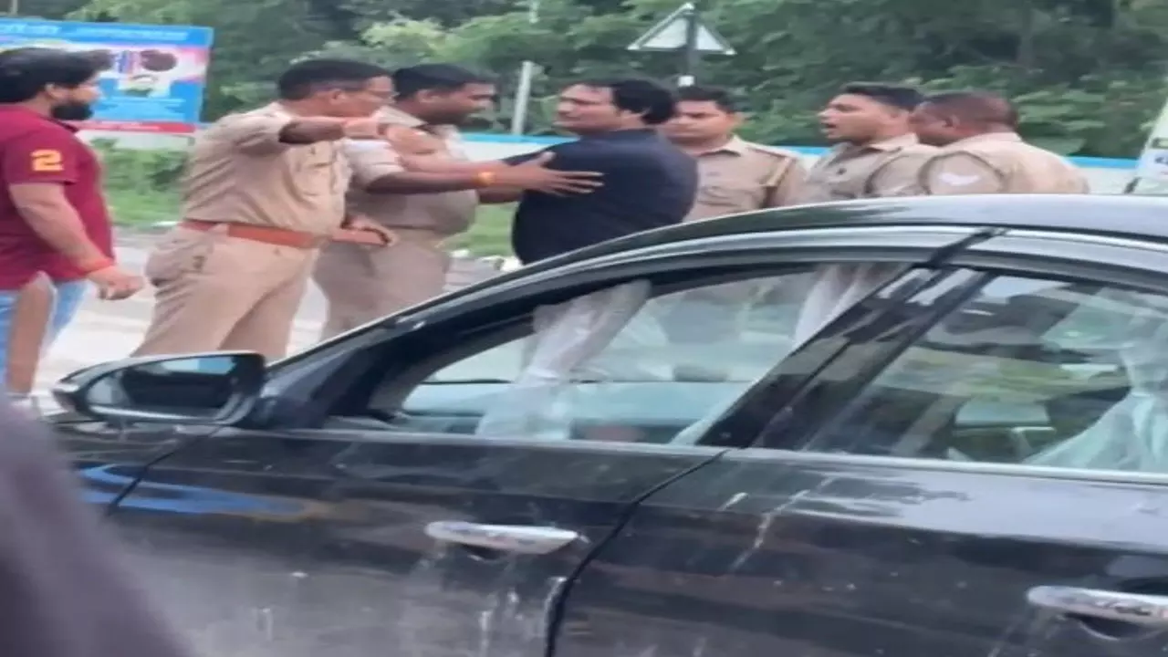 Amethi News: नशे में धुत ड्रग इंस्पेक्टर ने एसएचओ का गिरेबान पकड़ा, पुलिसकर्मियों से की अभद्रता, वायरल हुआ वीडियो