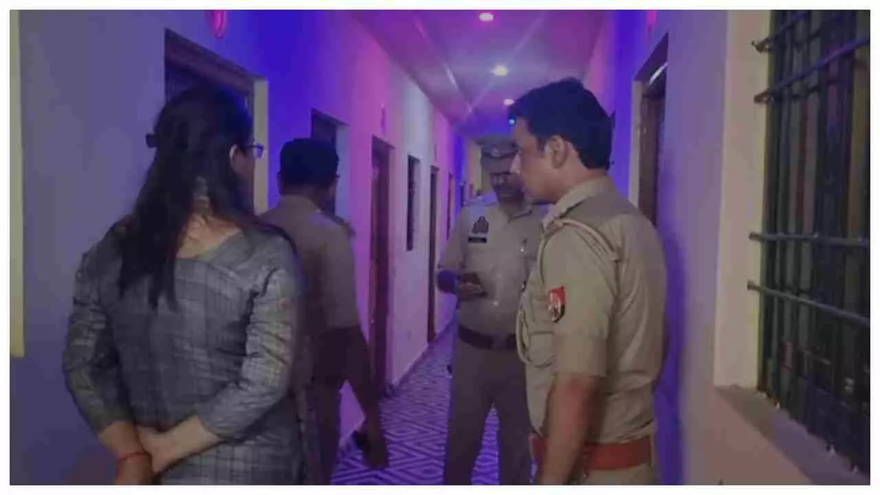Pratapgarh News: हिंदू लड़की का अश्लील वीडियो बनाकर ब्लैकमेलिंग का मामला: पुलिस ने होटल ग्रैंड पैलेस को किया सीज, संचालकों पर हुई सख्त कार्रवाई