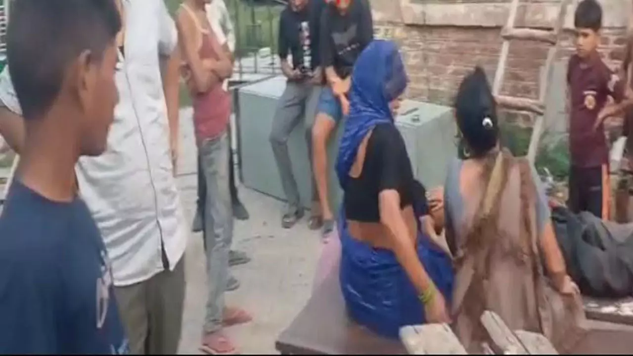 Etah News: खटीपुरा में बिजली लाइन सुधारते वक्त लाइनमैन की करंट लगने से मौत, परिजनों का अवागढ़ उपकेंद्र पर हंगामा Etah News: खटीपुरा में बिजली लाइन सुधारते वक्त लाइनमैन की करंट लगने से मौत, परिजनों का अवागढ़ उपकेंद्र पर हंगामा