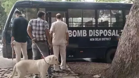 कनॉट प्लेस में बम है? राजधानी के बीचोंबीच दहशत! खाली कराई गई LIC बिल्डिंग, संसद मार्ग पर मचा हड़कंप