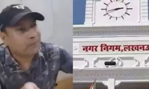 लखनऊ निगम में बाबू ने म्युटेशन फाइल के लिए रिश्वत मांगने का वीडियो वायरल, जांच के आदेश
