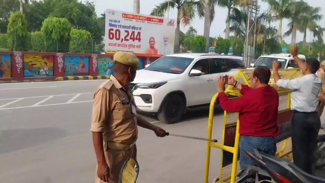 Varanasi News: मुख्यमंत्री योगी आदित्यनाथ ने लिया बाबा विश्वनाथ का आशीर्वाद, सावन व्यवस्थाओं का किया जायजा