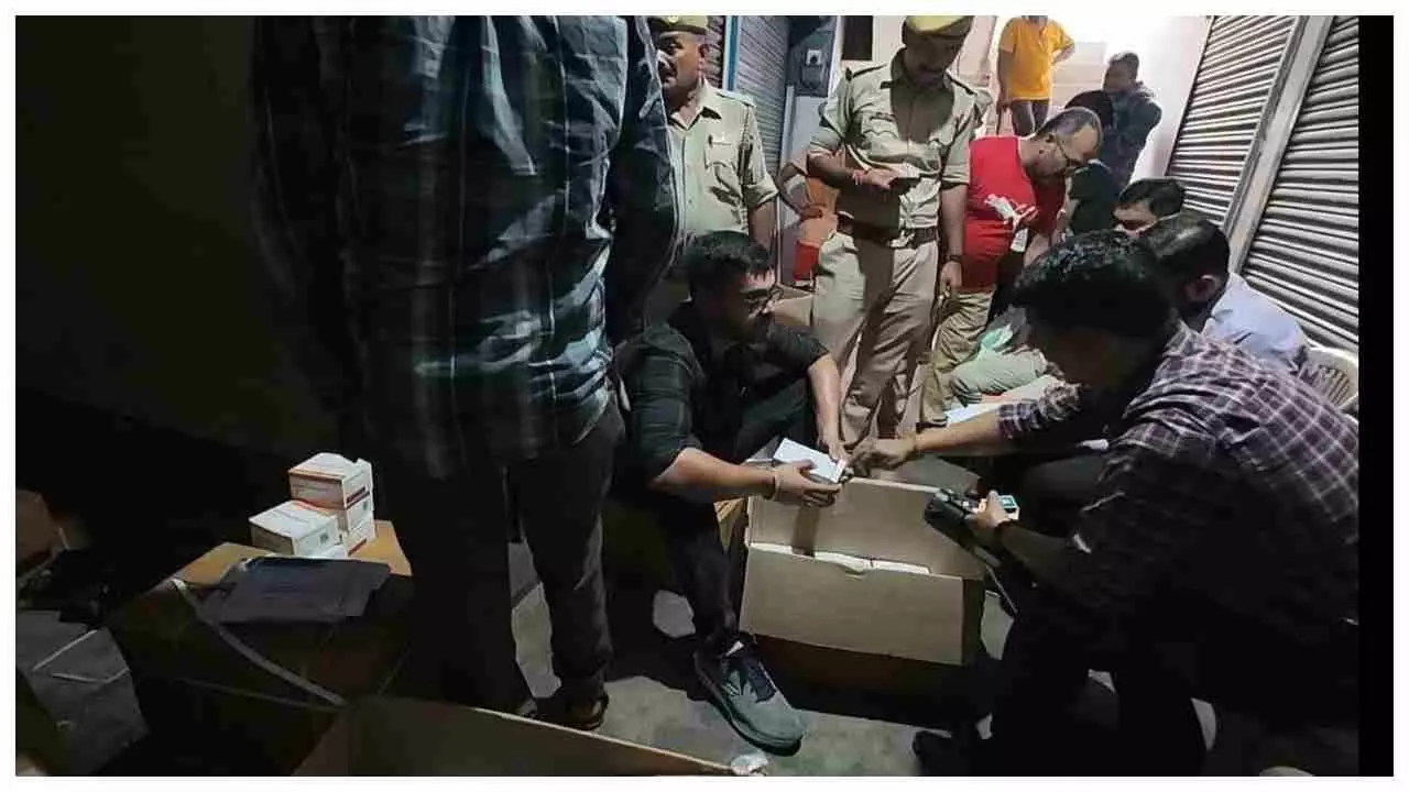 Lucknow News: लखनऊ के अमीनाबाद में दवाओं की आड़ में नशे का कारोबार! नारकोटिक्स की छापेमारी में 20 लाख गोलियां व 5700 सिरप जब्त