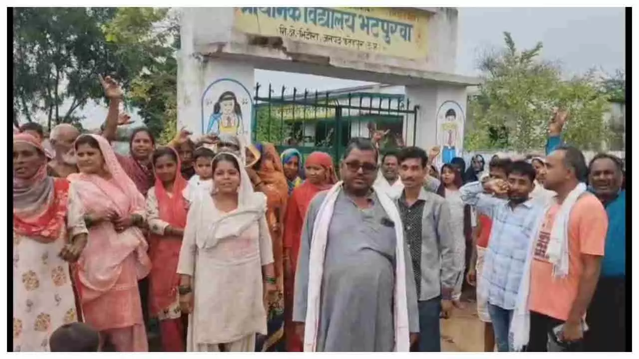 Fatehpur News: स्लग-स्कूल बंद कराने गए शिक्षकों को गेट बंद कर ग्रामीणों ने बनाया बंधक,दूसरे स्कूल में बच्चों को भेजने का कर रहे विरोध,अधिकारी नही उठा रहे फोन