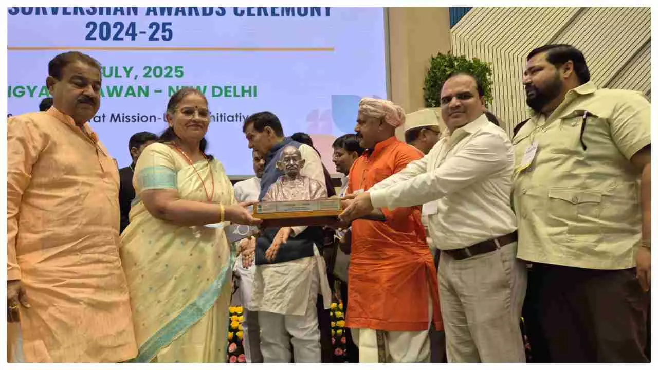 Swachh Survekshan Awards: लखनऊ देश का तीसरा सबसे स्वच्छ शहर, राष्ट्रपति से मंत्री, मेयर और पूर्व नगर आयुक्त ने लिया अवॉर्ड