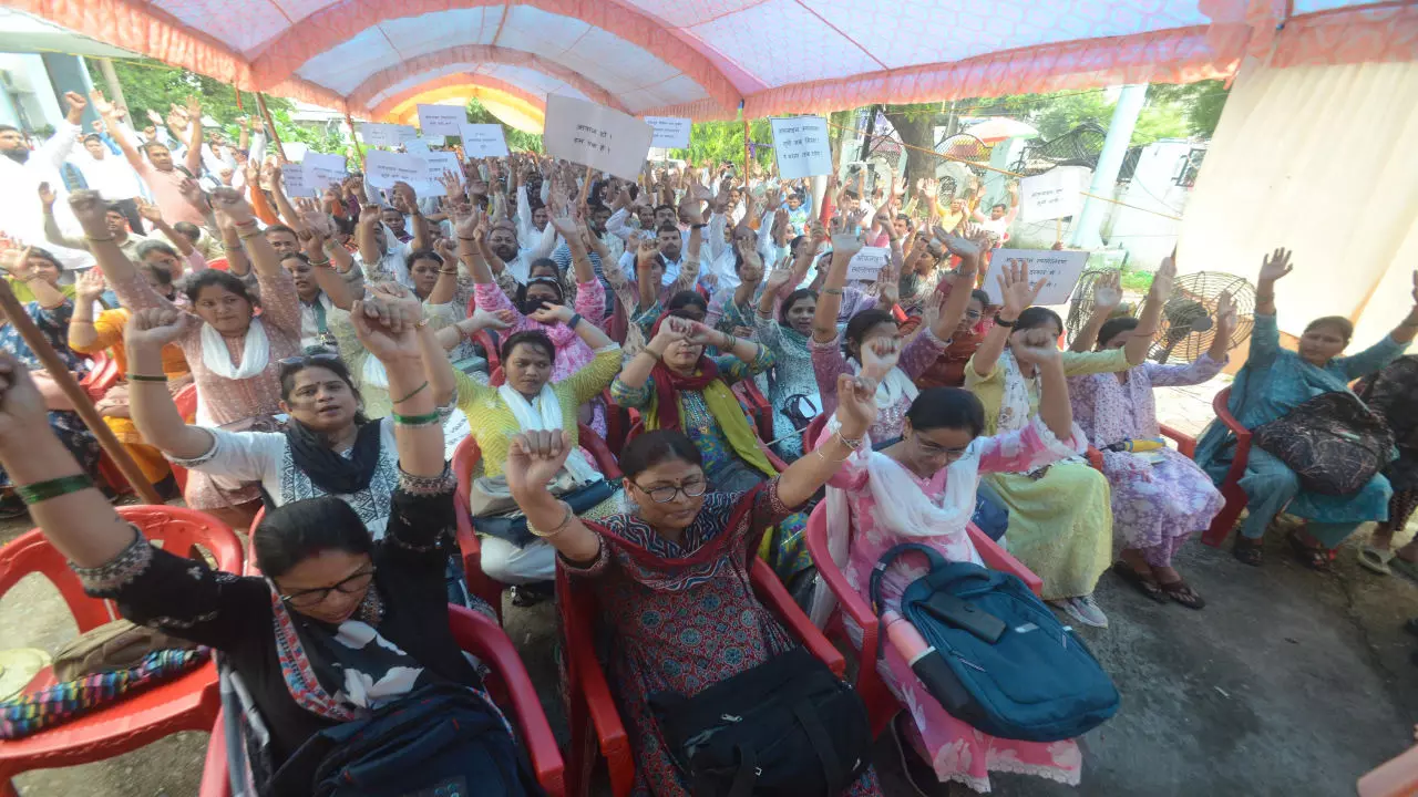 Lucknow News: लखनऊ में ऑफलाइन तबादला सूची जारी ना होने से नाराज शिक्षकों ने किया प्रदर्शन ! निदेशालय पर की जमकर नारेबाजी..