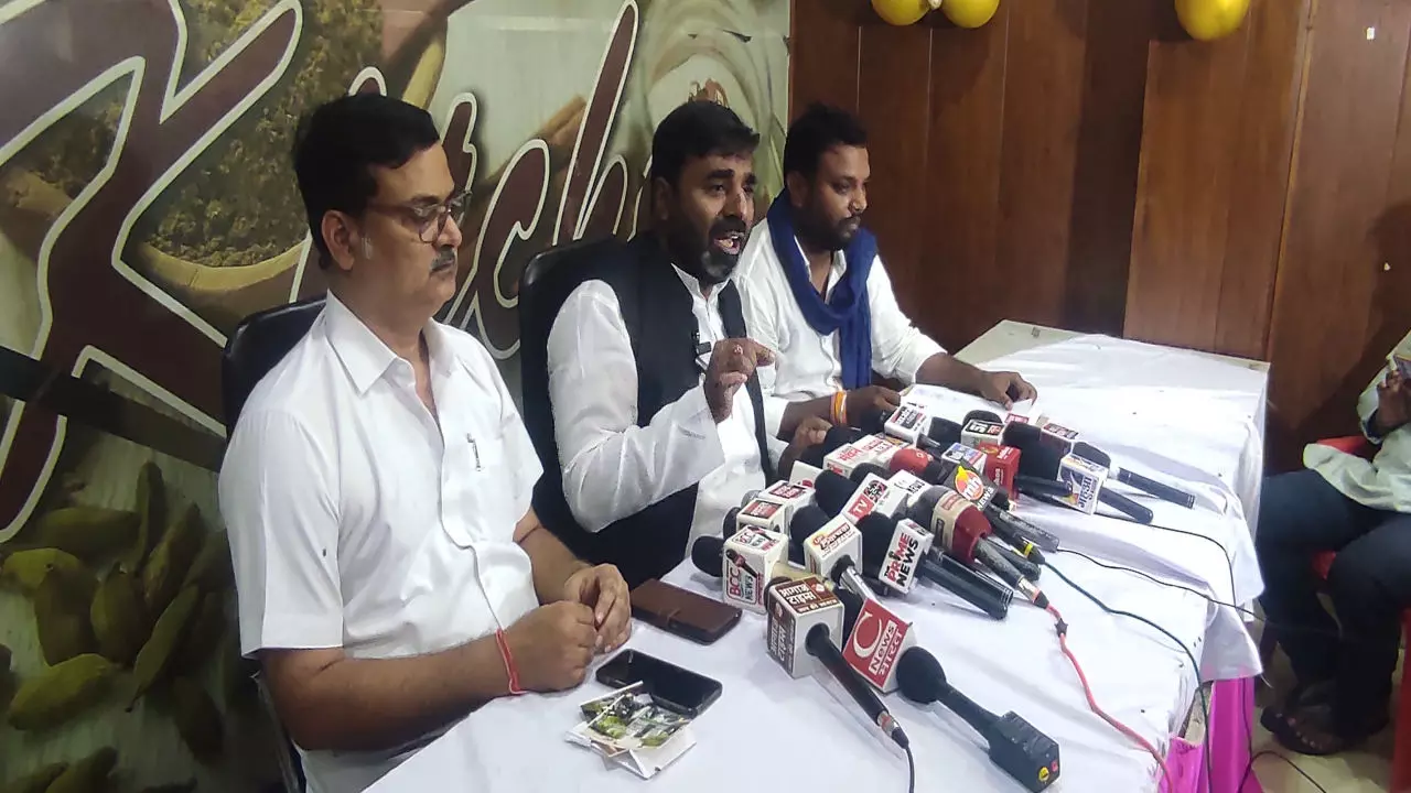 Lucknow News: प्रदेश में इबादतगाहों पर कार्रवाई के खिलाफ AAP ने जताई नाराजगी ! सरकार समुदाय विशेष को बना रही निशाना, मजारों को गिराना असंवैधानिक