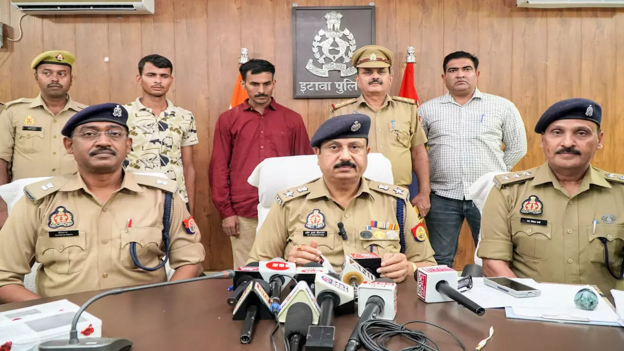 Etawah News: SDM बनकर लूट करने वाले दो अभियुक्त गिरफ्तार, मजिस्ट्रेट लिखी कार बरामद