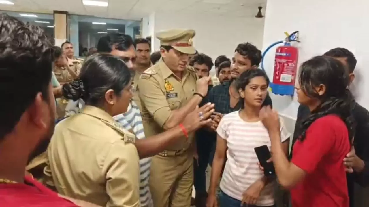 Sonbhadra News: जांच कमेटी और पोस्टमार्टम की रिपोर्ट पर आगे बढ़ेगी स्वास्थ्य महकमे की कार्रवाई, पंचशील प्रकरण में जांच के लिए गठित की गई तीन सदस्यीय कमेटी