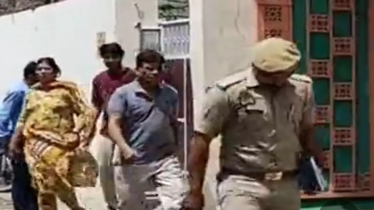 Hardoi News: सीज अस्पताल के पीछे अग्निशमन अधिकारियों की गुप्त मुलाक़ात, भ्रष्टाचार की अटकलें तेज