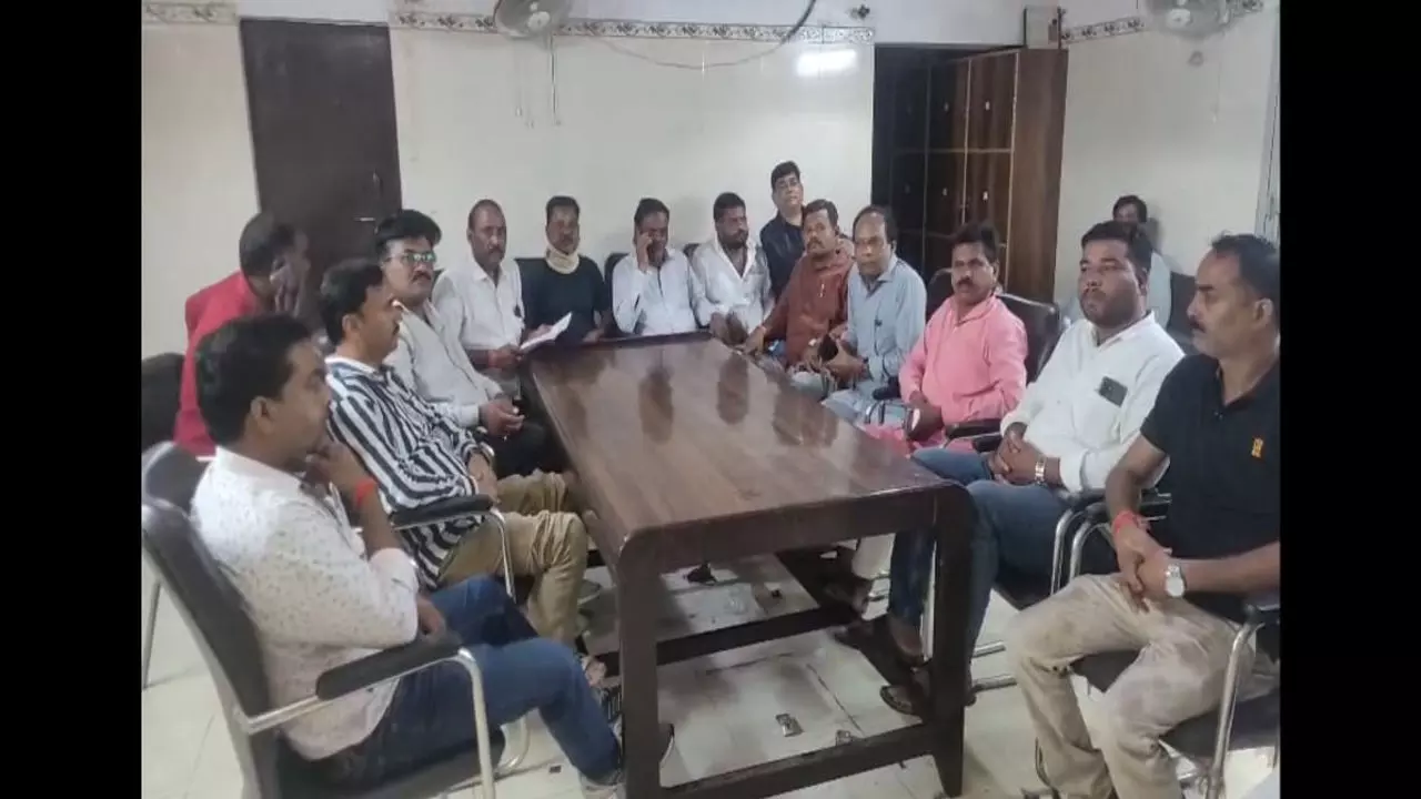 Barabanki News: नगर पालिका कार्यालय में हंगामा, JE और AE पर गाली-गलौज का आरोप, सभासदों की सामूहिक इस्तीफे की चेतावनी