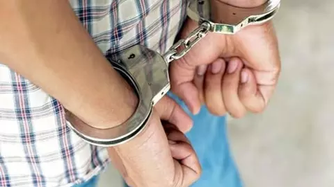 Etah News: निजी भूमि पर अवैध कब्जा करने वाला युवक गिरफ्तार, भू-माफियाओं पर कार्रवाई