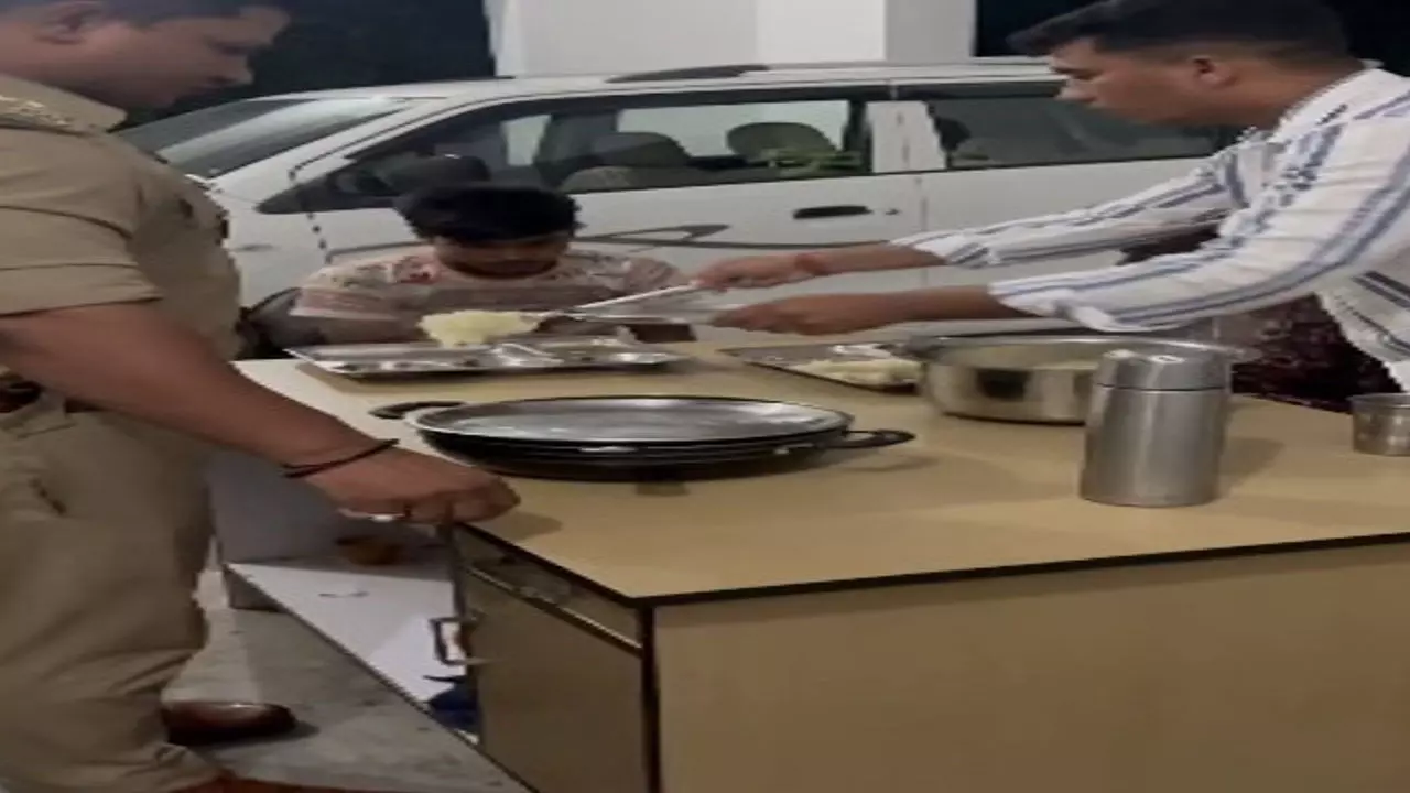 Hapur News: पुलिस का एक चेहरा यह भी: भूखे कावड़ियों को पुलिस ने कराया भोजन, दिलाई विश्राम की जगह
