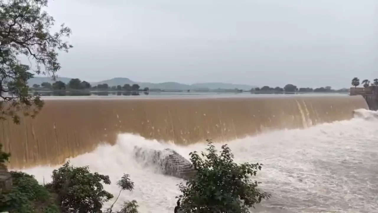 Chandauli News: नौगढ़ बांध से छोड़ा गया पानी, कर्मनाशा नदी में बाढ़ का खतरा,जानिए कितना पानी किया जा रहा है डिस्चार्ज