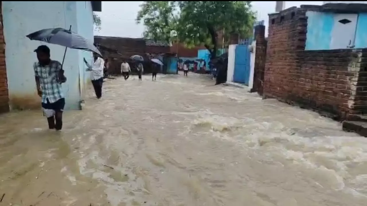 Mahoba News: सिजहरी गांव में बारिश का कहर, गांव डूबा, जनजीवन अस्त-व्यस्त