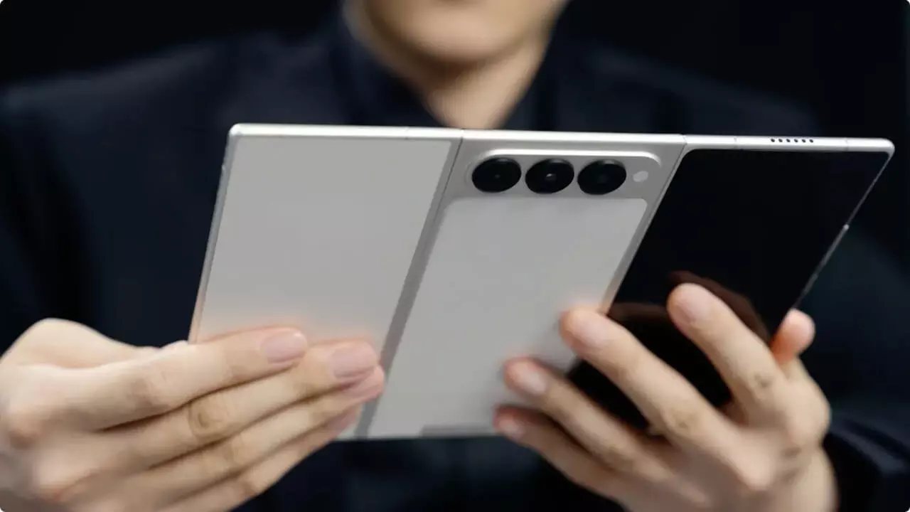 Tecno Phantom Ultimate G Tri-Fold