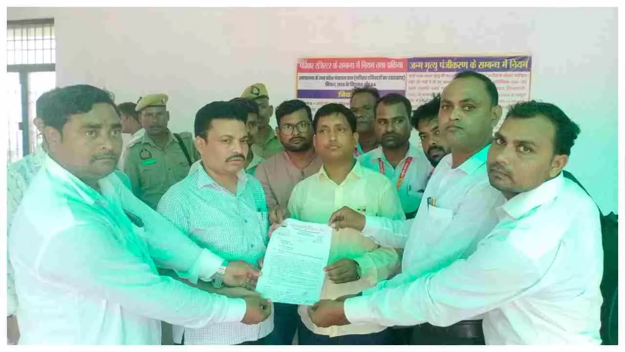 Azamgarh News:  पत्रकारों ने जौनपुर केस में एसडीएम को सौंपा ज्ञापन