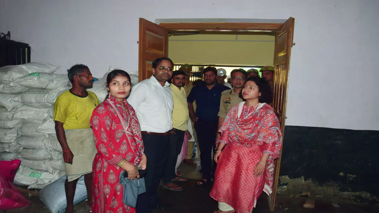 Lakhimpur Kheri News: डीएम-एसपी ने खाद वितरण केंद्रों का किया औचक निरीक्षण, पारदर्शी टोकन प्रणाली के निर्देश; अवैध प्लाटिंग पर ढिलाई पर सवाल