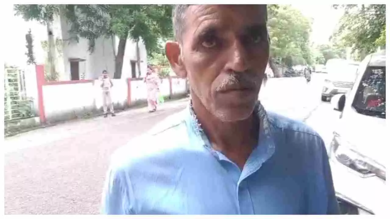Aligarh News:  मजदूरी के पैसे मांगने पर मजदूर को दबंगों ने बेरहमी से पीटा, SSP से शिकायत के बाद कार्रवाई का आश्वासन