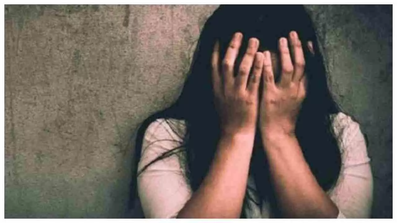 Hathras News: सोशल मीडिया दोस्त ने छात्रा से होटल में किया दुष्कर्म, अश्लील सामग्री वायरल करने की धमकी देकर ऐंठे लाखों रुपये