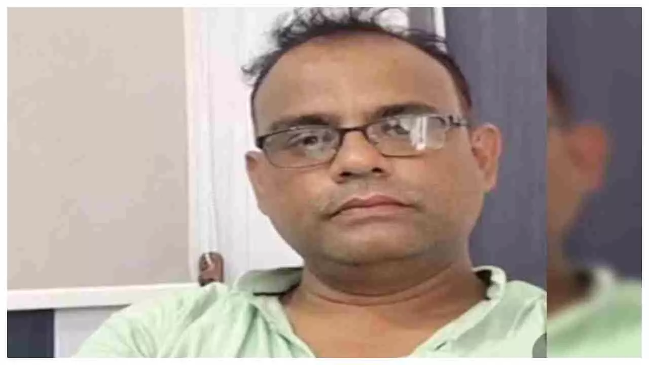 Ghazipur News: कलेक्ट्रेट में एंटीकरप्शन की छापेमारी, वरिष्ठ सहायक अभिनव सिंह 20 हजार की रिश्वत के साथ गिरफ्तार