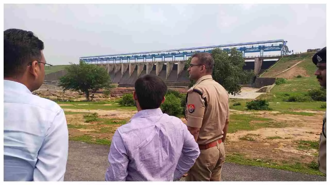 Chandauli News:  जिलाधिकारी चंद्र मोहन गर्ग का बाढ़ संभावित क्षेत्रों का दौरा, लतीफशाह बांध से 25 हजार क्यूसेक पानी डिस्चार्ज; पूरी तैयारी का दावा