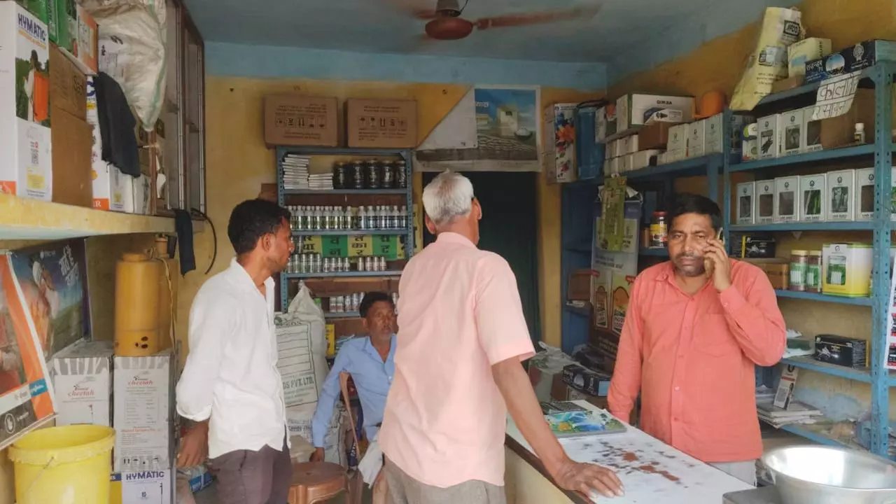 Chandauli News: बीज भंडार से दिनदहाड़े डेढ़ लाख की चोरी, पुलिस घटना को संदिग्ध मान रही