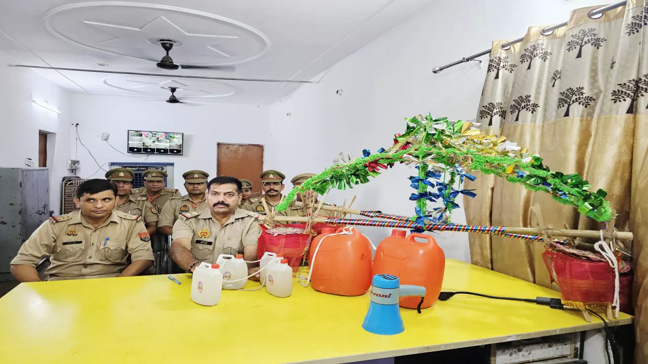 Hapur News: सावन में पुलिस की अनूठी पहल, हर थाने-चौकी में रखा गया गंगाजल; कांवड़ियों की टूटी कांवड़ को मिलेगा सहारा