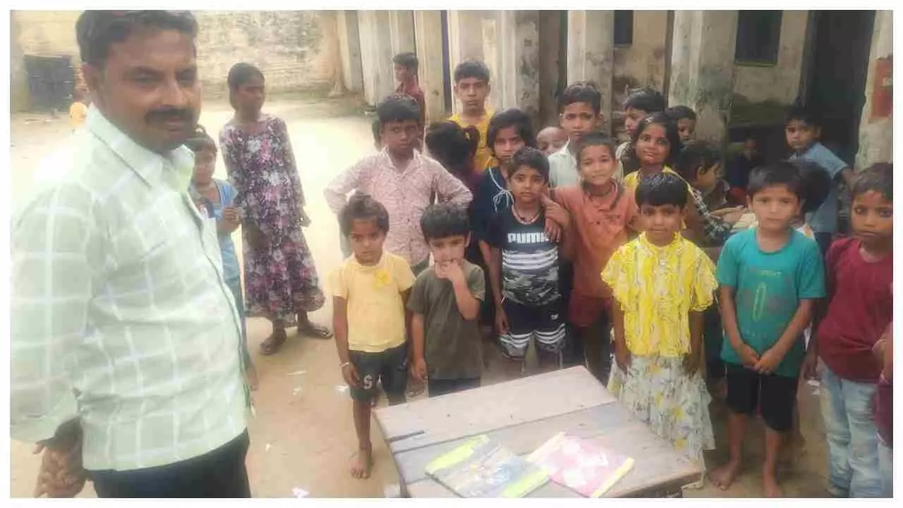 Etah News: बिना मान्यता के चल रहे दो निजी विद्यालय और एक मदरसा बंद, बीईओ ने की सख्त कार्रवाई